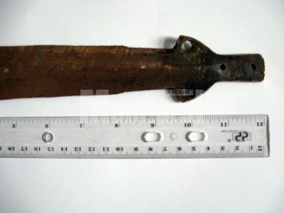 Descoperire: Spadă din prima epocă a fierului, în albia râului Suceava
