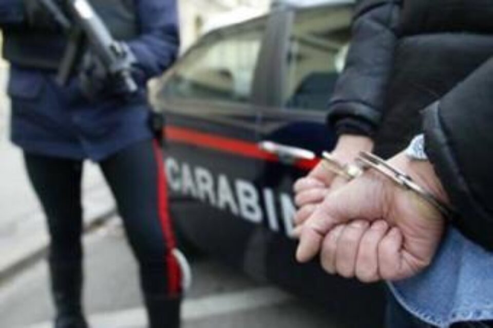 Doi români care transportau 2,6 kilograme de cocaină, arestați în sudul Italiei