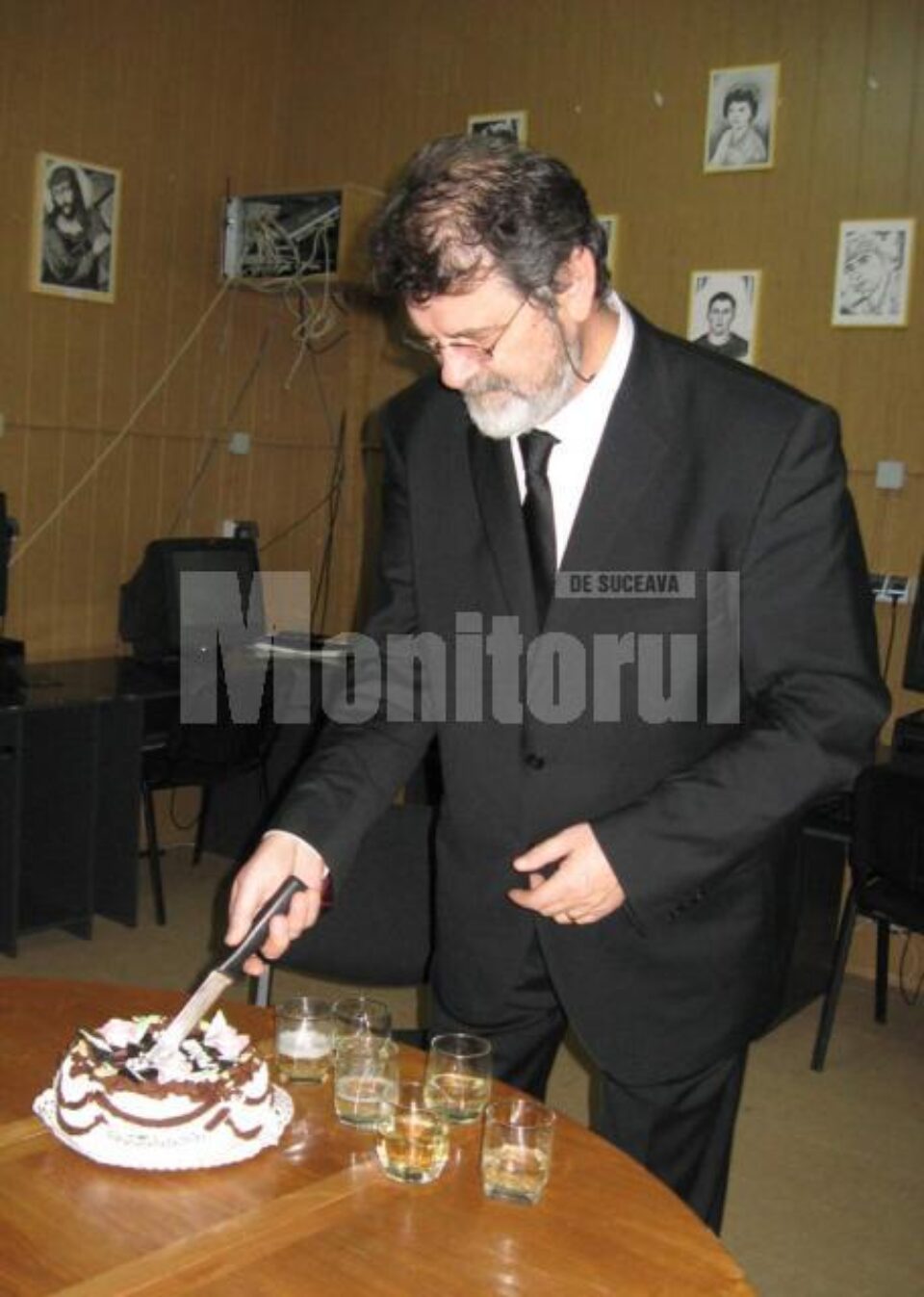 PIM tăind tortul aniversar