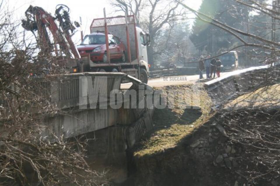 Mașina a rupt balustrada podului și a aterizat în pârâu