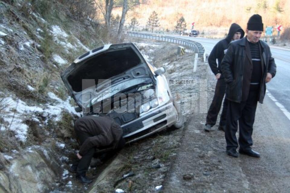 BMW-ul a fost scos din șanț chiar de un utilaj care împrăștia material antiderapant pe șosea