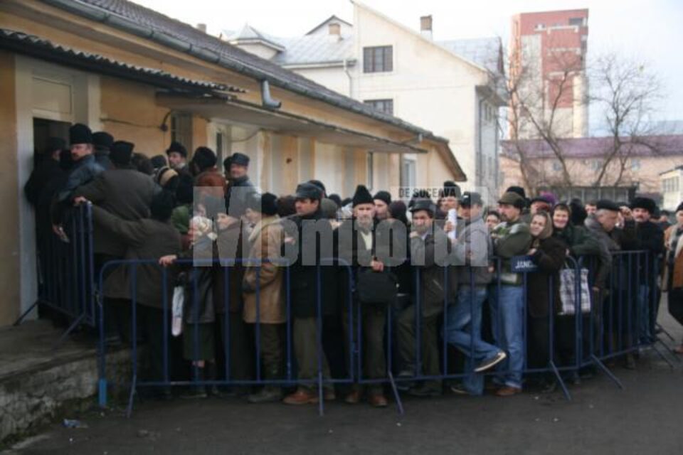 Cozi ca pe vremea lui Ceaușescu, ieri dimineața, la sediul APIA din cartierul Obcini