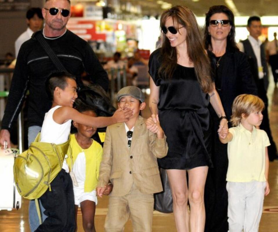 Angelina Jolie împreună cu Maddox, Pax, Zahara (în stânga imaginii) și Shiloh (în dreapta)