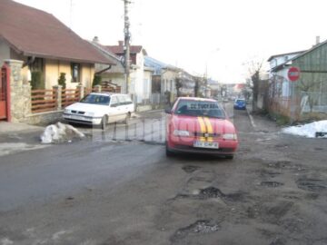 Șoferii, nevoiți să circule din groapă în groapă