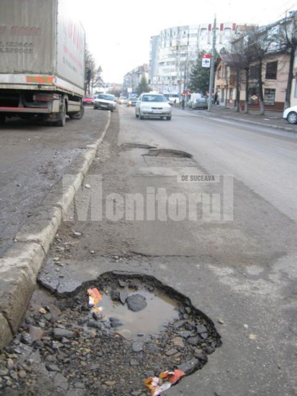 Capcane pentru șoferi: Mii de gropi pe străzile Sucevei, de la primul dezgheț