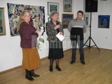 Scriitoarea Doina Cernica pregătită să înmâneze diploma lui Iulian Asimionesei