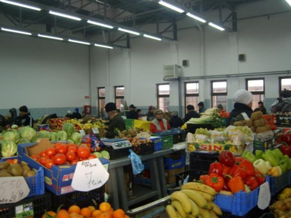 Privire de ansamblu: Aceleași alimente au prețuri de peste două ori mai mari în unele piețe și târguri din țară