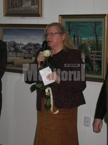 Artista plastică Lucia Pușcașu prezentând expoziția