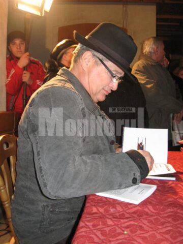Mircea Dinescu oferind autografe