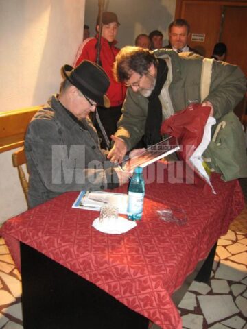 PIM oferindu-i lui Mircea Dinescu portretul grafic