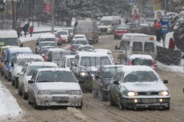 Ninsoare și vânt în toată țara, de vineri seara până duminică