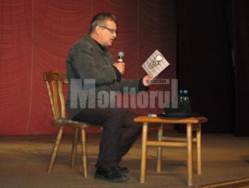 Mircea Dinescu citind din cartea sa de poezie