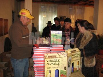 Standul de vânzare cu versurile, cântecele și vinul lui Dinescu