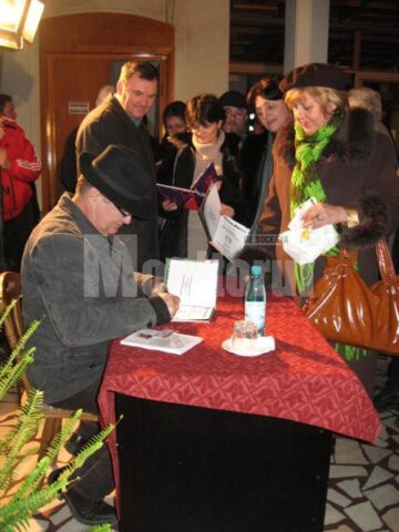 Subprefectul Angela Zarojanu, la rând pentru autograf