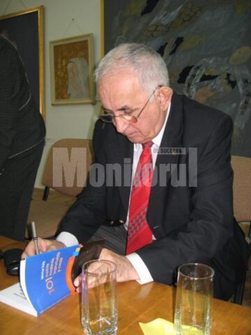 Acad. Marius Sala oferind autografe