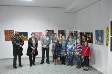 Prof. Viorica Moruz, alături de foarte tinerii expozanți