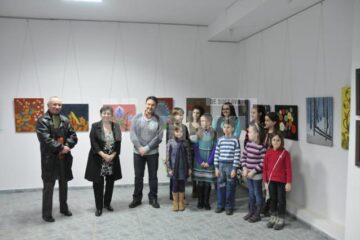 Prof. Viorica Moruz, alături de foarte tinerii expozanți