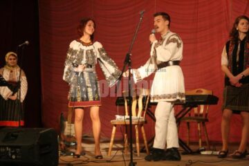 Artiștii Ansamblului „Ciprian Porumbescu” și elevii Colegiului „Petru Mușat”, pe aceeași scenă, de Ziua Unirii