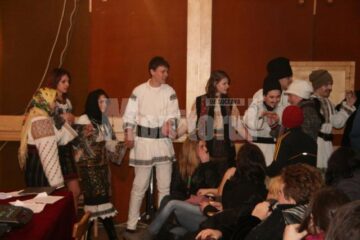 Artiștii Ansamblului „Ciprian Porumbescu” și elevii Colegiului „Petru Mușat”, pe aceeași scenă, de Ziua Unirii