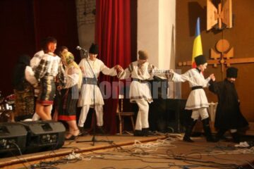 Artiștii Ansamblului „Ciprian Porumbescu” și elevii Colegiului „Petru Mușat”, pe aceeași scenă, de Ziua Unirii
