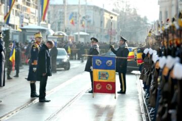 Șeful statului a fost huiduit puternic și fluierat de mulțime și în momentul în care i-a fost prezentat onorul. Foto: Sorin LUPȘA