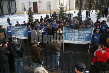 Rezerviștii la protestul de ieri: „Vă reamintim, în cazul în care ați uitat, că dvs. sunteți în serviciul nostru, nu invers, dvs. sunteți angajații, nu stăpânii noștri”