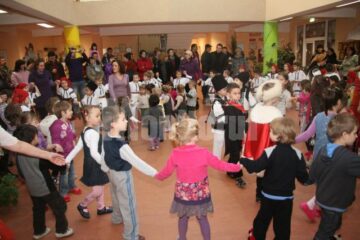 Momente artistice: Spectacol dedicat Unirii Principatelor, la Grădinița „Sf. Ioan cel Nou”
