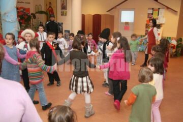 Momente artistice: Spectacol dedicat Unirii Principatelor, la Grădinița „Sf. Ioan cel Nou”