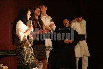 Artiștii Ansamblului „Ciprian Porumbescu” și elevii Colegiului „Petru Mușat”, pe aceeași scenă, de Ziua Unirii