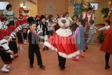 Momente artistice: Spectacol dedicat Unirii Principatelor, la Grădinița „Sf. Ioan cel Nou”