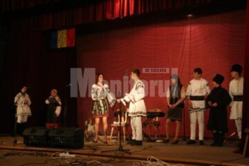 Artiștii Ansamblului „Ciprian Porumbescu” și elevii Colegiului „Petru Mușat”, pe aceeași scenă, de Ziua Unirii