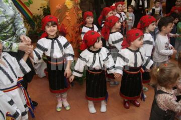 Momente artistice: Spectacol dedicat Unirii Principatelor, la Grădinița „Sf. Ioan cel Nou”