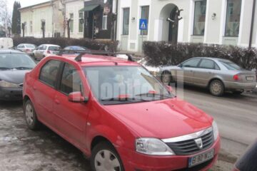 Autoturismul în care se afla bărbatul urmărit, pe strada Mihai Viteazul din municipiul Suceava