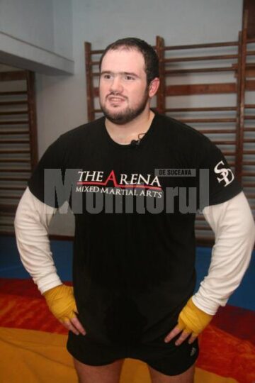 Oricare, care-l găsiți, băgați-l în cușcă!