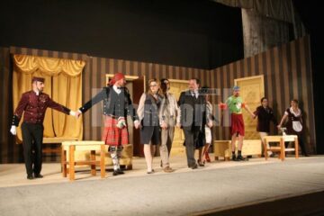 Aplauze la scena deschisa