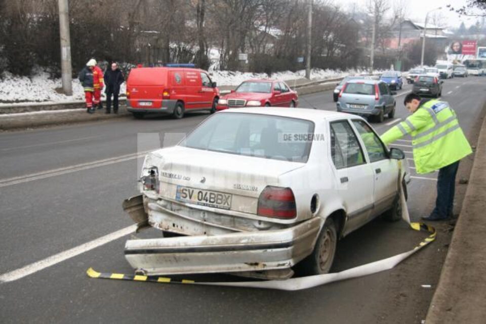 Autospeciala de descarcerare a fost trimisa la accidentul provocat de soferita de pe autoturismul Renault