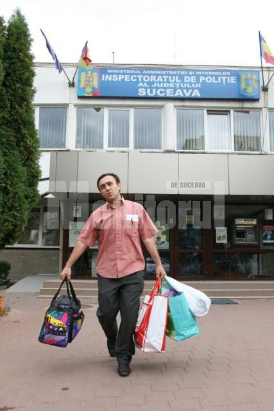 Fostul șef de post al comunei Dorna Arini, Mircea Cîrneală, a stat aproximativ doua săptămâni și jumătate în arestul instituției al cărei angajat este