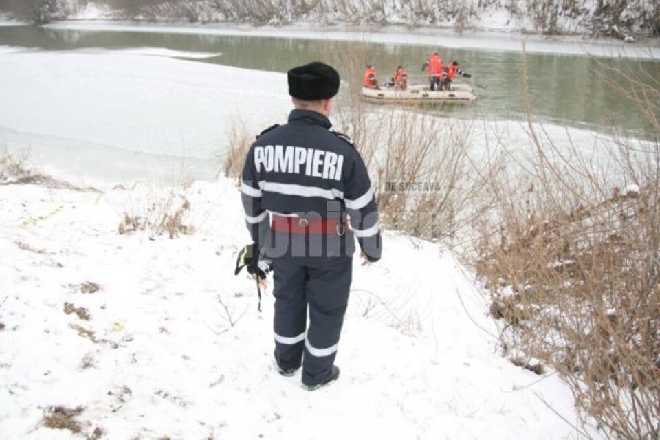Pompierii încearcă să spargă gheata pentru a da de trupul neînsufletit al minorului