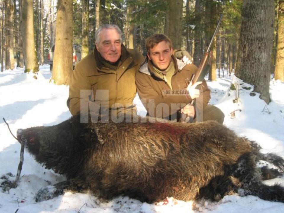 Spanioli, tata și fiu, la vânătoare de mistreți