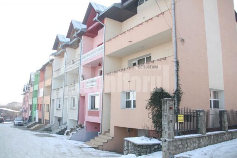 Blocul la demisolul căruia, într-unul dintre garaje, au fost sechestrate cele patru persoane