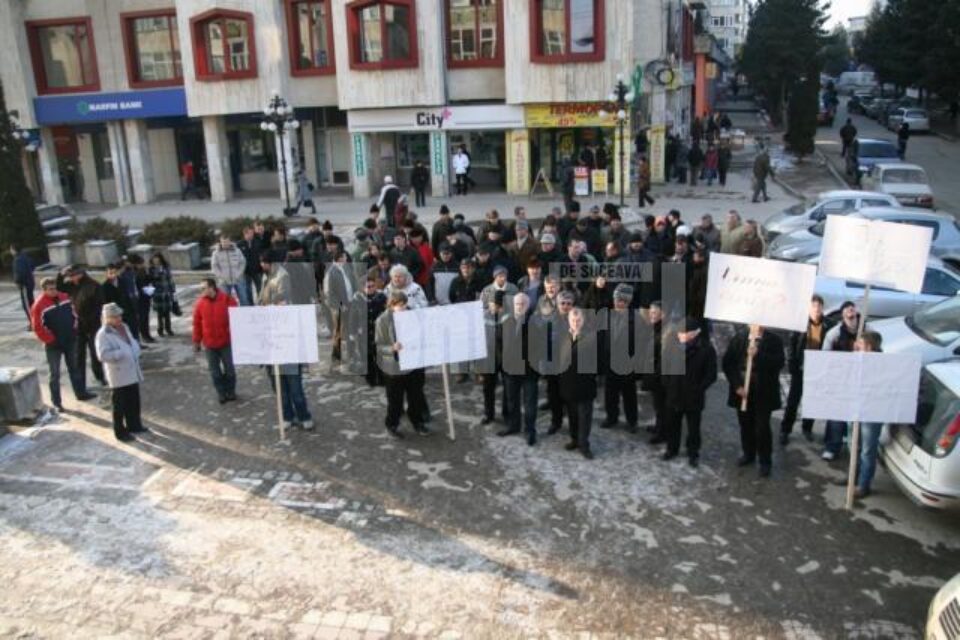 Protest: Aproape 100 de social democrații suceveni au pichetat sediul PDL Suceava