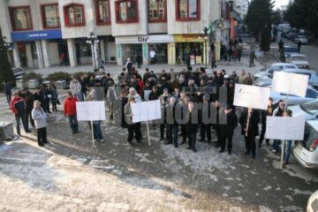Protest: Aproape 100 de social democrații suceveni au pichetat sediul PDL Suceava