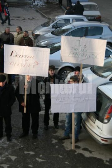 Protest: Aproape o sută de social-democrați suceveni au pichetat sediul PD-L Suceava