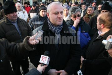 Protest: Aproape o sută de social-democrați suceveni au pichetat sediul PD-L Suceava
