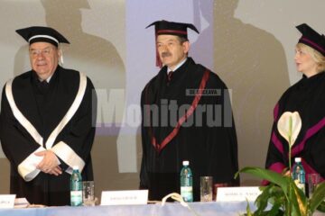 Universitarul Andrei Marga și rectorul Universității Suceava, Adrian Graur, la ceremonia de acordare a titlului de Doctor Honoris Causa