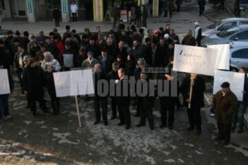 Aproape o sută de social-democrați suceveni au pichetat în cursul zilei de ieri sediul PD-L Suceava