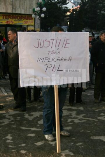 Protest: Aproape o sută de social-democrați suceveni au pichetat sediul PD-L Suceava
