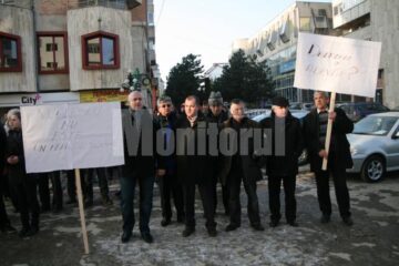 Protest: Aproape o sută de social-democrați suceveni au pichetat sediul PD-L Suceava