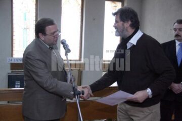 Gheorghe Flutur înmânându-i lui Pim Premiul de excelență Opera omnia