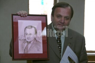 Președintele Gheorghe Flutur cu portretul grafic realizat de Mihai Pânzaru PIM